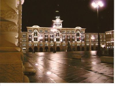 Det illuminerade Piazza Grande är en praktfull syn.